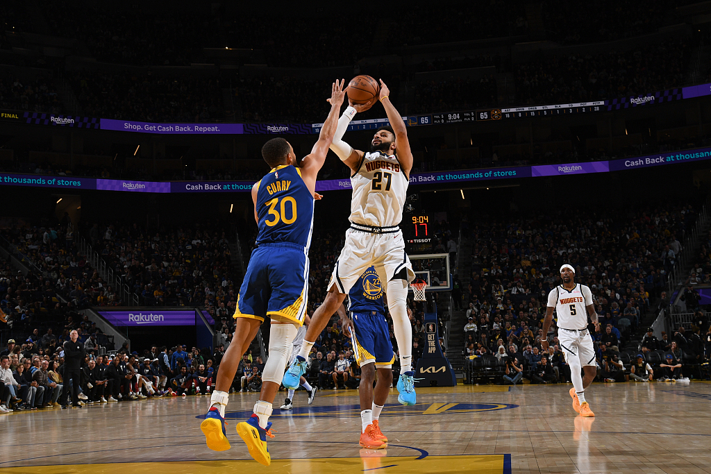 Jamal Murray (#27) of the Denver Nuggets shoots in the game against the Golden State Warriors at the Chase Center in San Francisco, California, February 25, 2024. /CFP