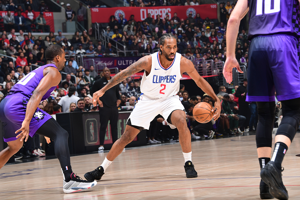 Kawhi Leonard (#2) of the Los Angeles Clippers dribbles in the game against the Sacramento Kings at Crypto.com Arena in Los Angeles, California, February 25, 2024. /CFP