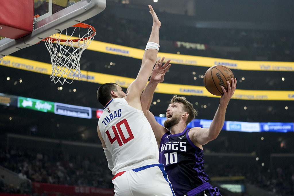 Domantas Sabonis (#10) of the Sacramento Kings drives toward the rim in the game against the Los Angeles Clippers at Crypto.com Arena in Los Angeles, California, February 25, 2024. /CFP