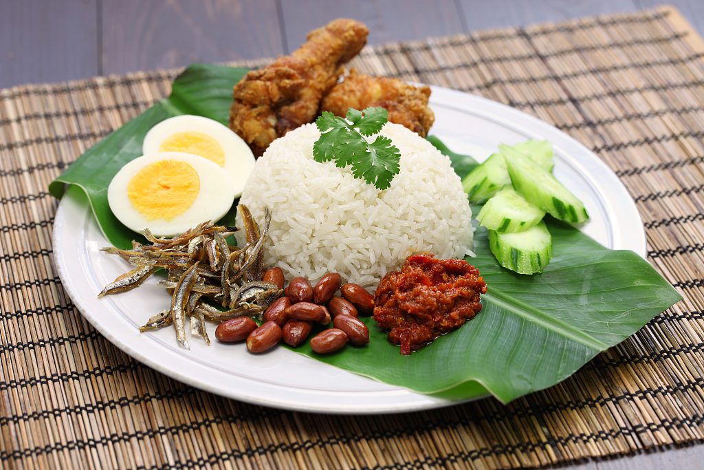 Nasi lemak is made of fragrant rice cooked in coconut milk and flavored with pandan leaves. /CFP