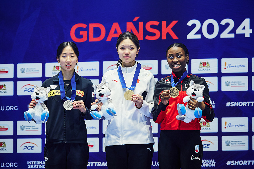 Wang Ye (C) of China wins the gold in the women's 500m final, along with silver medalist Yu Su-min (L) of South Korea and bronze medalist Victoria Jean-Baptiste of Canada at the award ceremony during the ISU World Junior Short Track Speed Skating Championships in Gdansk, Poland, February 25, 2024. /CFP