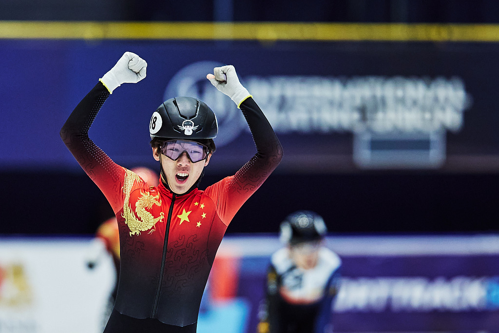 Zhang Bohao of China celebrates after winning in the mixed team relay final at the ISU World Junior Short Track Speed Skating Championships in Gdansk, Poland, February 25, 2024. /CFP