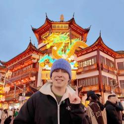 UK vlogger tells the story of China's Lantern Festival at Yu Garden - CGTN
