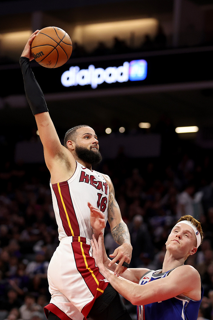 Caleb Martin (#16) of the Miami Heat dunks in the game against the Sacramento Kings at Golden 1 Center in Sacramento, California, February 26, 2024. /CFP