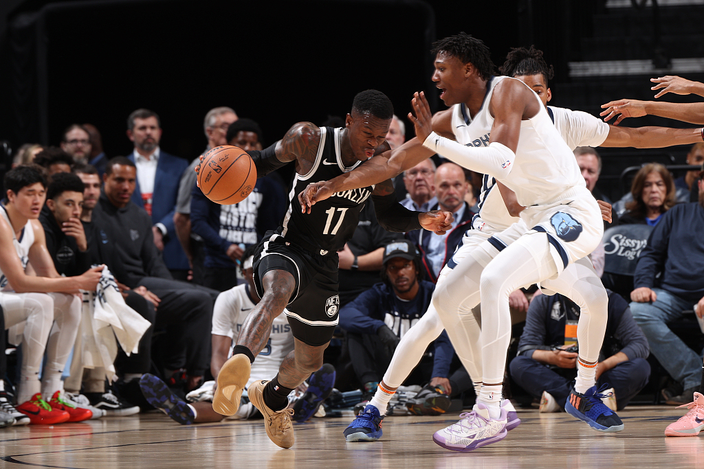 Dennis Schroder (#17) of the Brooklyn Nets penetrates in the game against the Memphis Grizzlies at FedExForum in Memphis, Tennessee, February 26, 2024. /CFP
