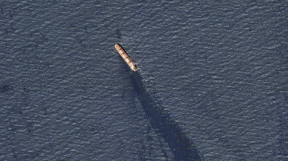 The Belize-flagged bulk carrier Rubymar is seen in the southern Red Sea near the Bay el-Mandeb Strait leaking oil after an attack by Houthis, February 20, 2024. /CFP