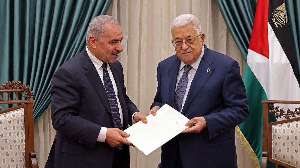 Palestinian Prime Minister Mohammad Shtayyeh (L) presenting the resignation of his government to President Mahmud Abbas, in West Bank city of Ramallah, February 26, 2024. /CFP
