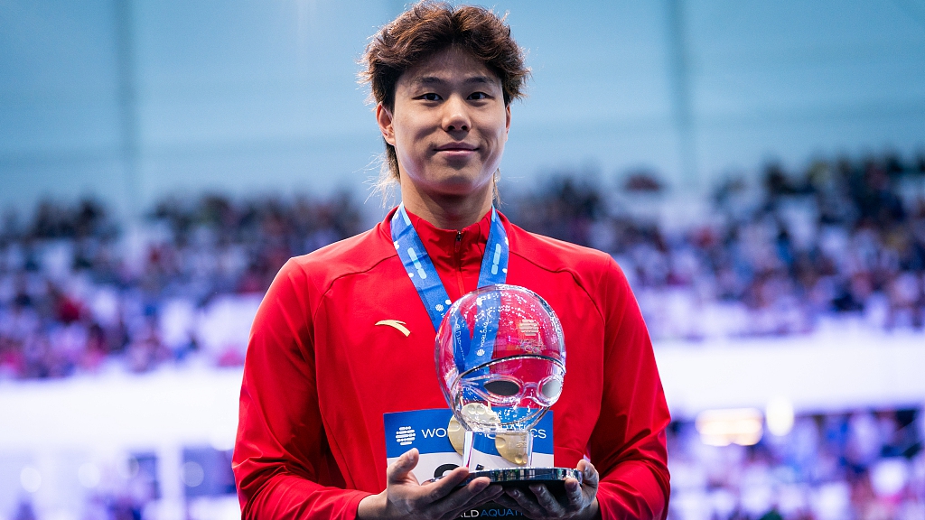 Qin Haiyang of China poses with the trophy after winning the men's overall cup at the Swimming World Cup in Budapest, Hungary, October 22, 2023. /CFP