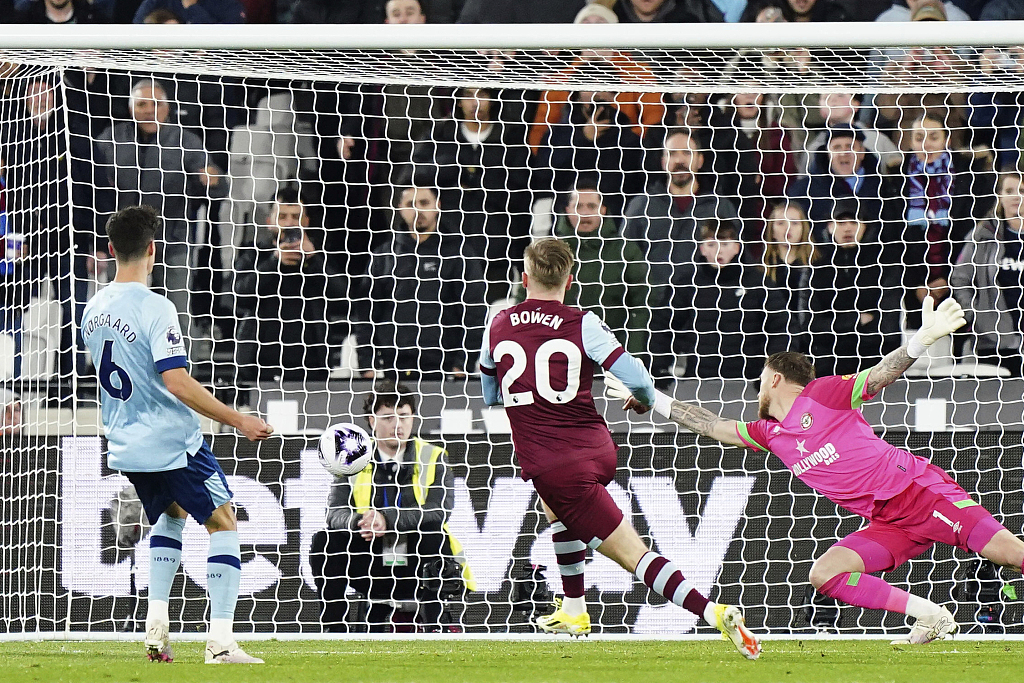Jarrod Bowen (#20) of West Ham United shoots to score a goal in the Premier League game against Brentford at the London Stadium in London, England, February 26, 2024. /CFP