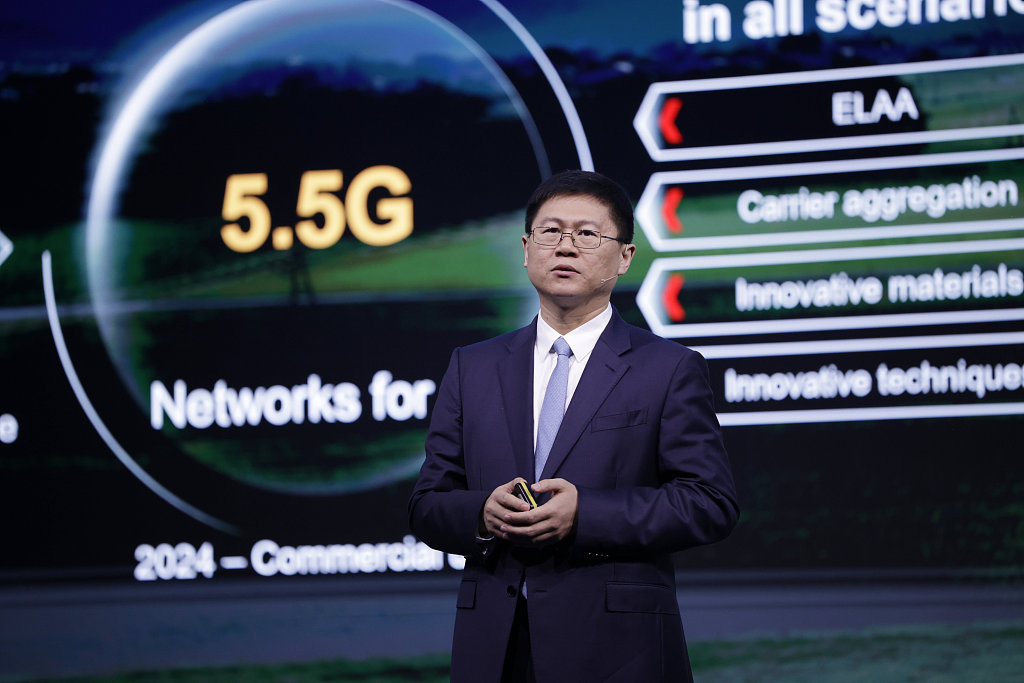 Huawei Corporate Senior Vice President Li Peng gives a keynote speech at MWC 2024, Barcelona, Spain, February 27, 2024. /CFP