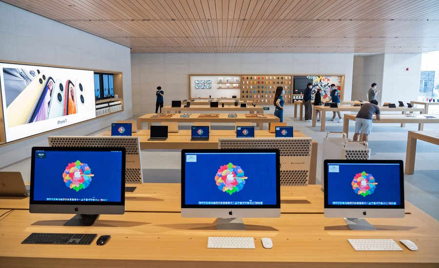 The interior of the Apple retail store in Sanlitun of Beijing, capital of China. /Xinhua