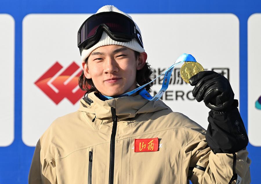 Su Yiming poses with the gold medal after winning men's snowboard big air at the 14th National Winter Games in Hulun Buir, north China's Inner Mongolia Autonomous Region, February 27, 2024. /CFP