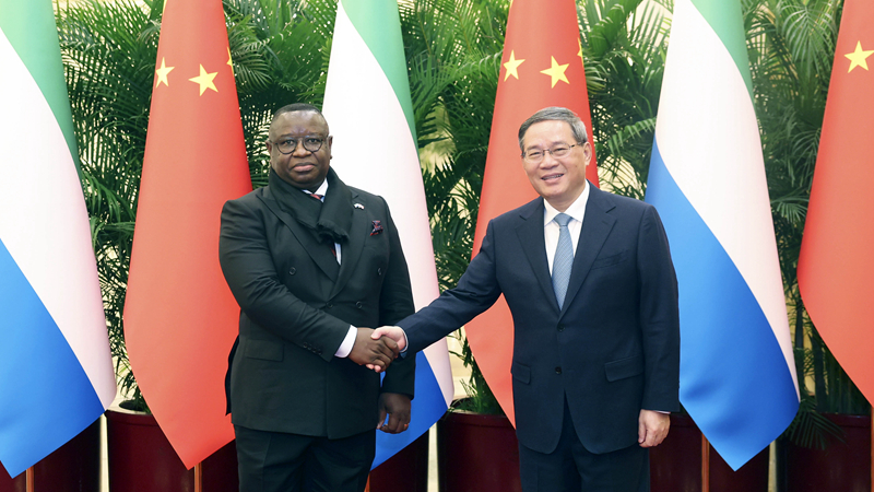 Chinese Premier Li Qiang (R) shakes hands with Sierra Leonean President Julius Maada Bio in Beijing, China, February 28, 2024. /Xinhua 