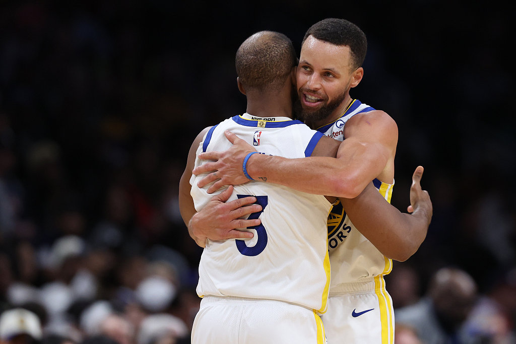 Stephen Curry (R) hugs Chris Paul of the Golden State Warriors during the second half against the Washington Wizards in Washington, U.S., February 27, 2024. /CFP