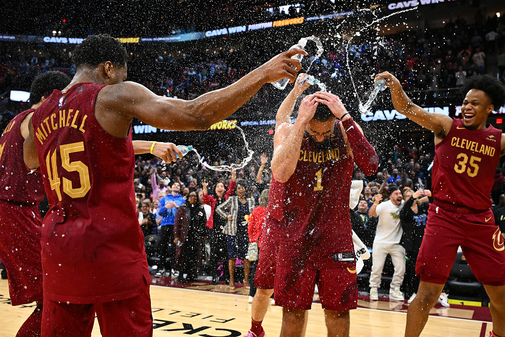 Max Strus (#1) of the Cleveland Cavaliers is showered with water by his teammates after making a half-court buzzer beater to defeat the Dallas Mavericks at Rocket Mortgage Fieldhouse in Cleveland, U.S., February 27, 2024. /CFP