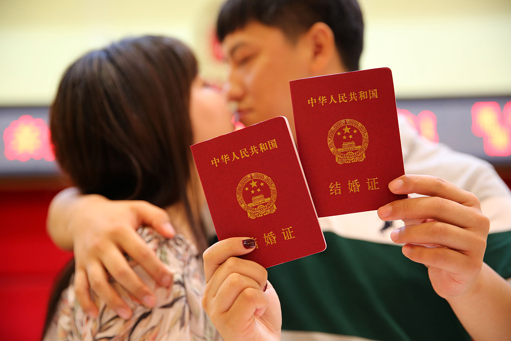 A file photo of newlyweds in Xi'an, Shaanxi Province /CFP