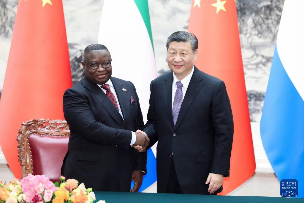 Chinese President Xi Jinping (R) shakes hands with Sierra Leonean President Julius Maada Bio in Beijing, China, February 28, 2024. /Xinhua