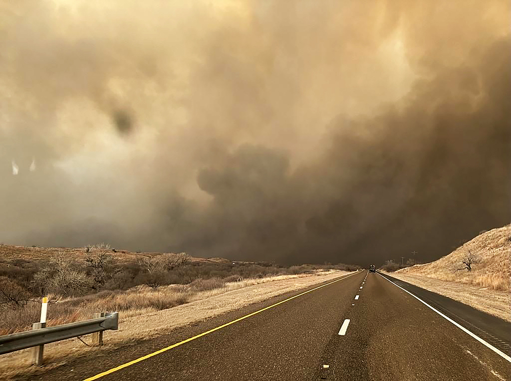 Smoke billows over a road during the Smokehouse Creek fire in the Texas panhandle, February 27, 2024. /CFP