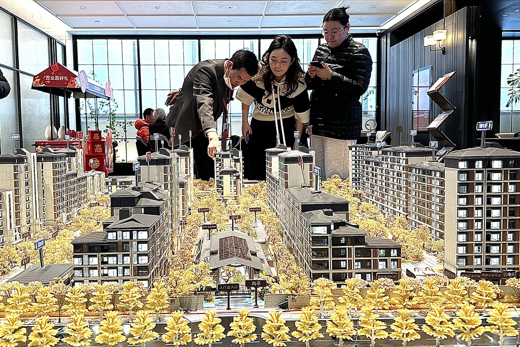 Home buyers learned about real estate information at a sales office in Beijing, January 5, 2024. /CFP