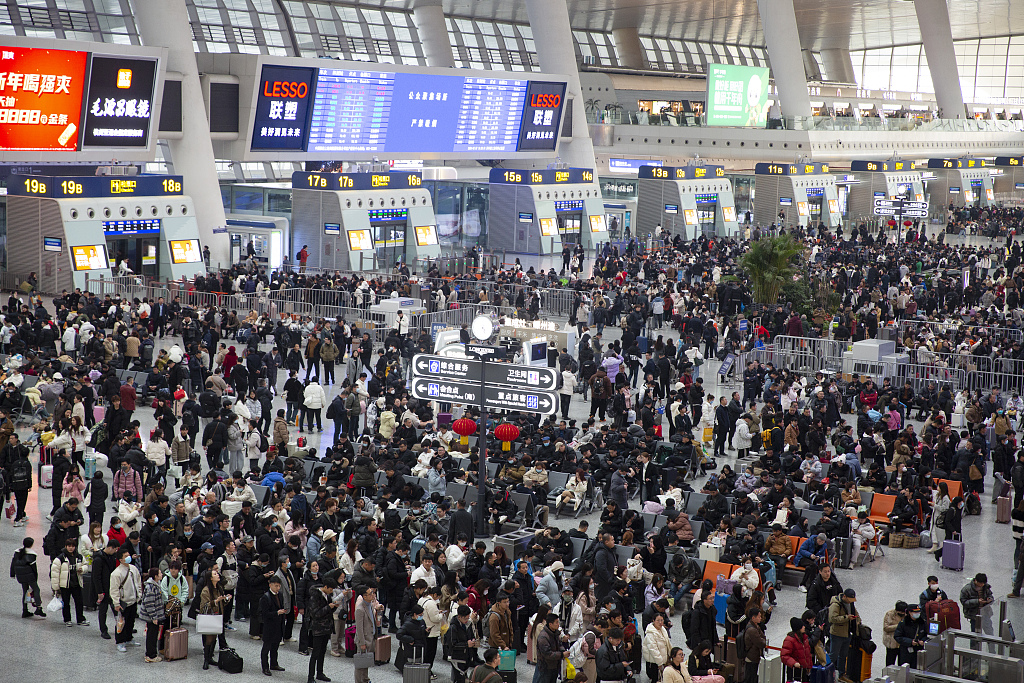 Passengers at Hangzhou East Railway Station in Hangzhou, east China's Zhejiang Province, February 27, 2024. /CFP