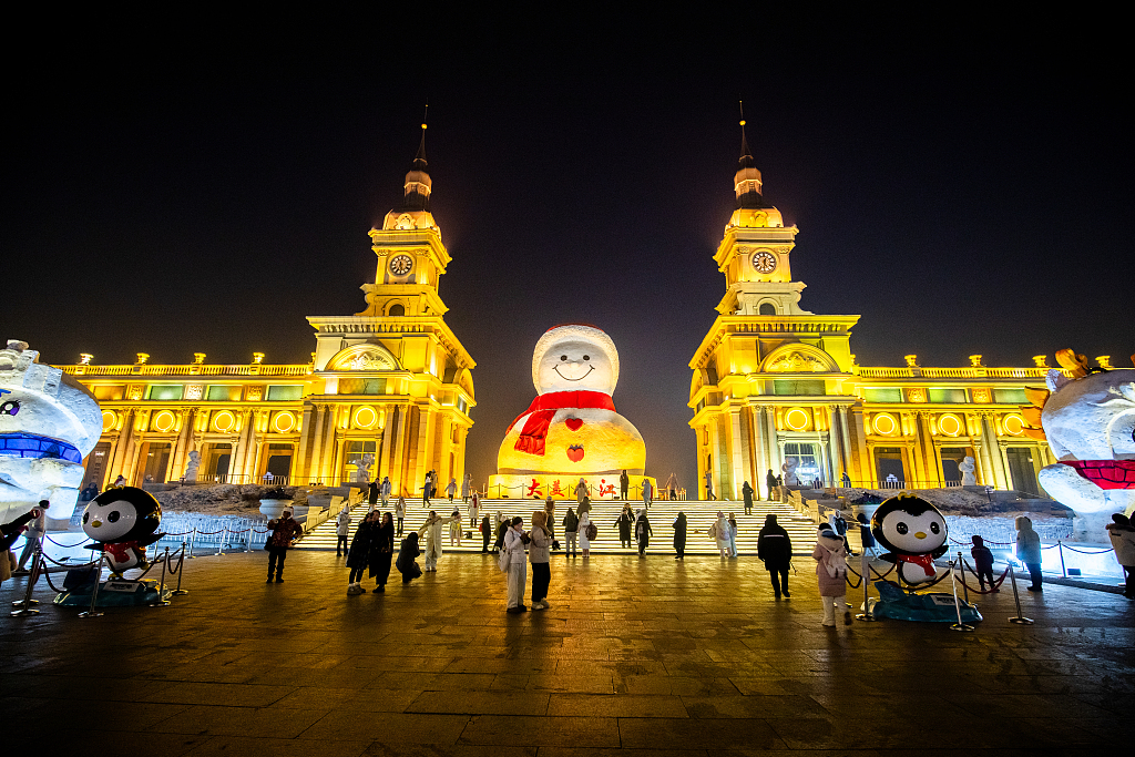 A view of a giant snowman at night at the Music Square in Harbin, China, February 3, 2024. /CFP