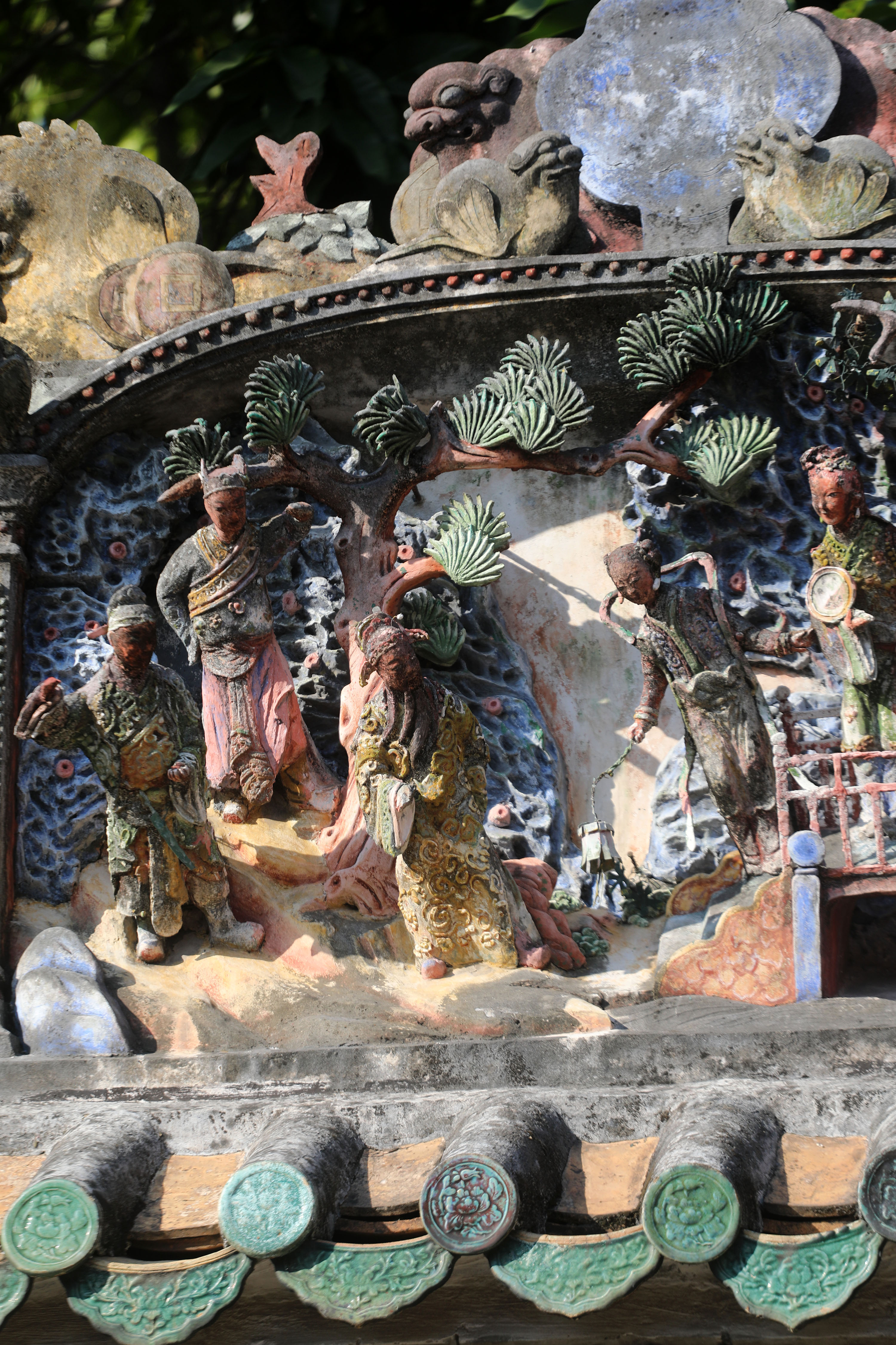 Shiwan pottery figurines adorn the roof of a building at the Foshan Ancestral Temple in Foshan, south China's Guangdong Province, in this file photo taken in 2023. /IC