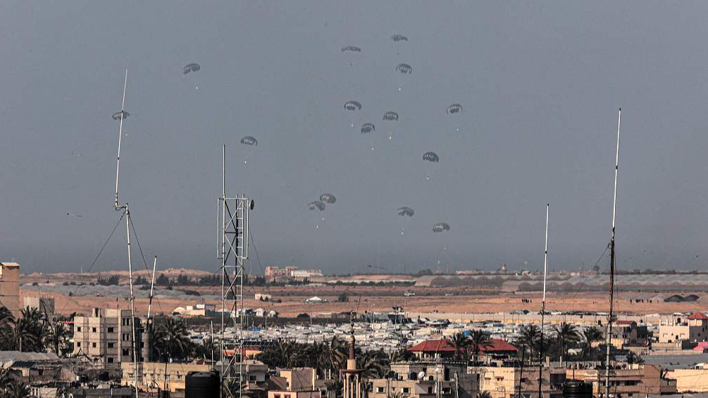 Humanitarian aid is dropped over Rafah and Khan Yunis in the skies of the southern Gaza Strip, February 27, 2024. /CFP