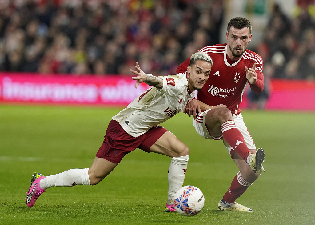 Antony (L) of Manchester United tussles with Harry Toffolo of Nottingham Forest during their FA Cup clash at City Ground in Nottingham, England, February 28, 2024. /CFP