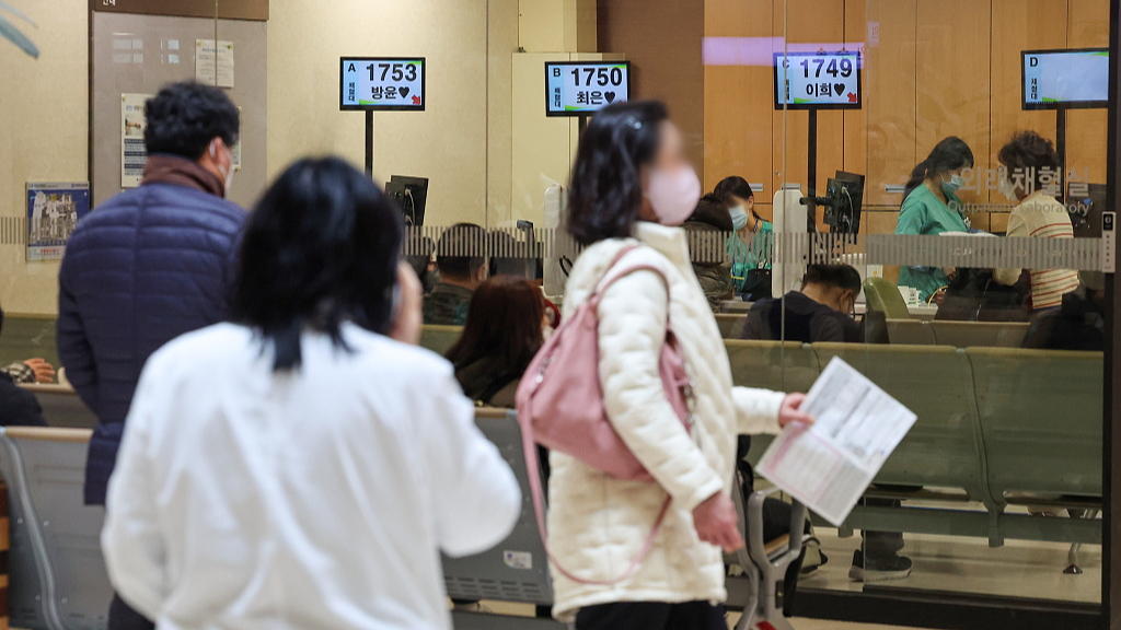 Patients wait at a hospital in Seoul, South Korea, February 28, 2024. /CFP