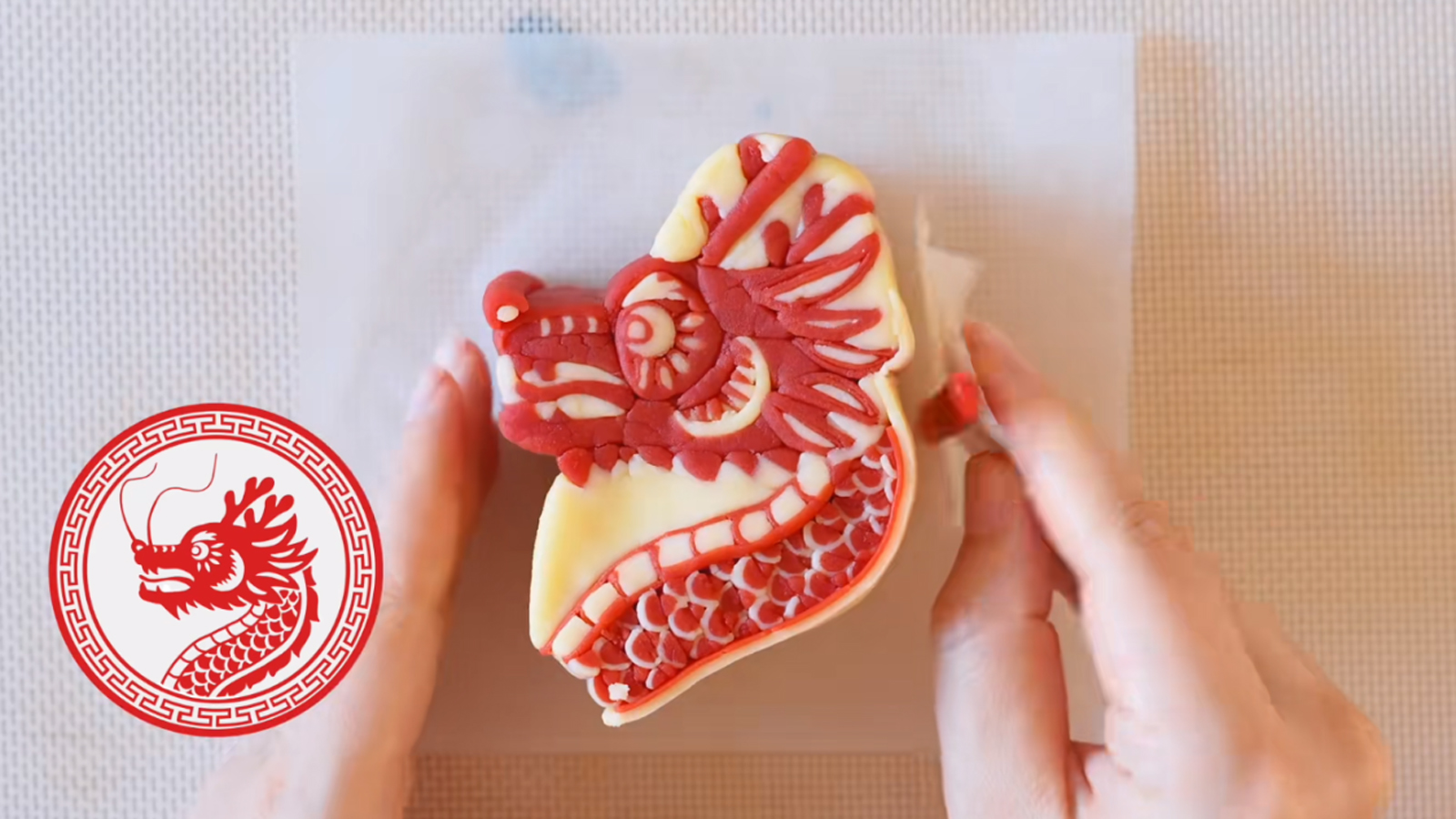 Liu Shan demonstrates how to make the paper-cut styled dragon cookies in her video shown on Xiaohongshu. /Screenshot from Xiaohongshu