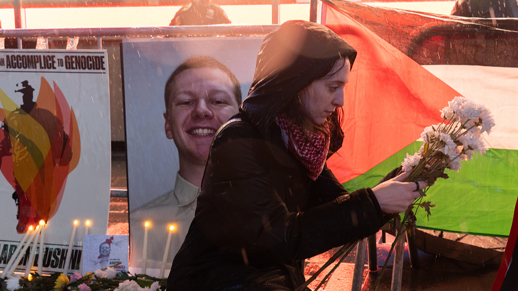 A woman lays flowers at a vigil for Aaron Bushnell in New York, U.S., February 27, 2024. /CFP