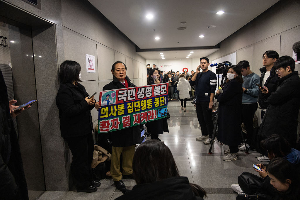 A protester inside the National Health Insurance Service in Seoul, South Korea, on February 29, 2024. /CFP