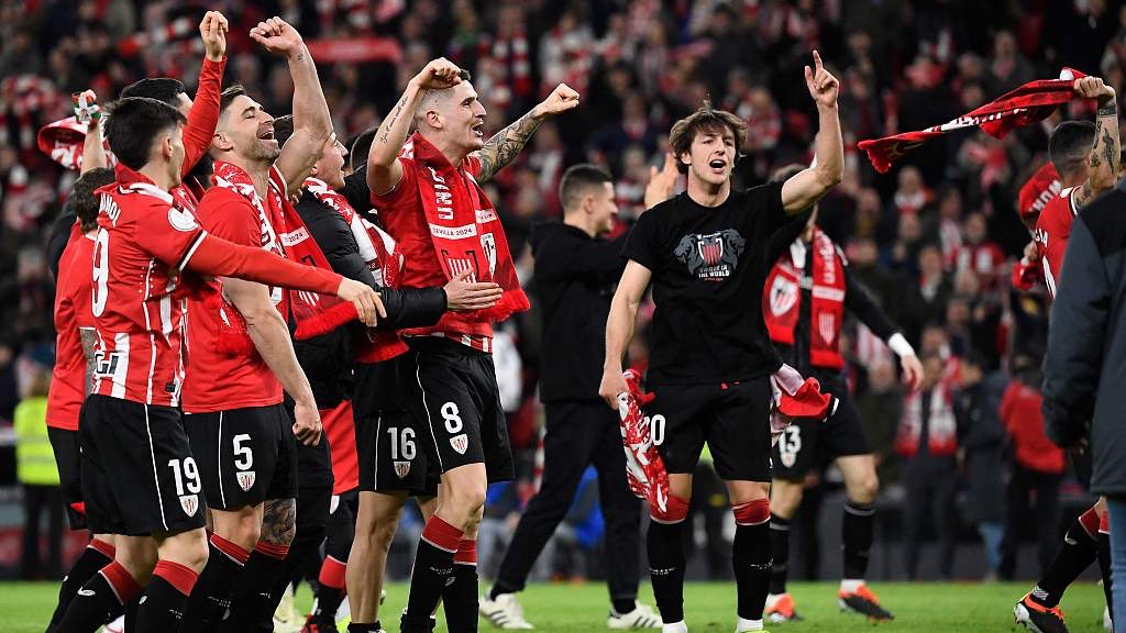 Athletic Bilbao players celebrate after their Copa del Rey win over Atletico Madrid at the San Mames stadium in Bilbao, Spain, February 29, 2024. /CFP