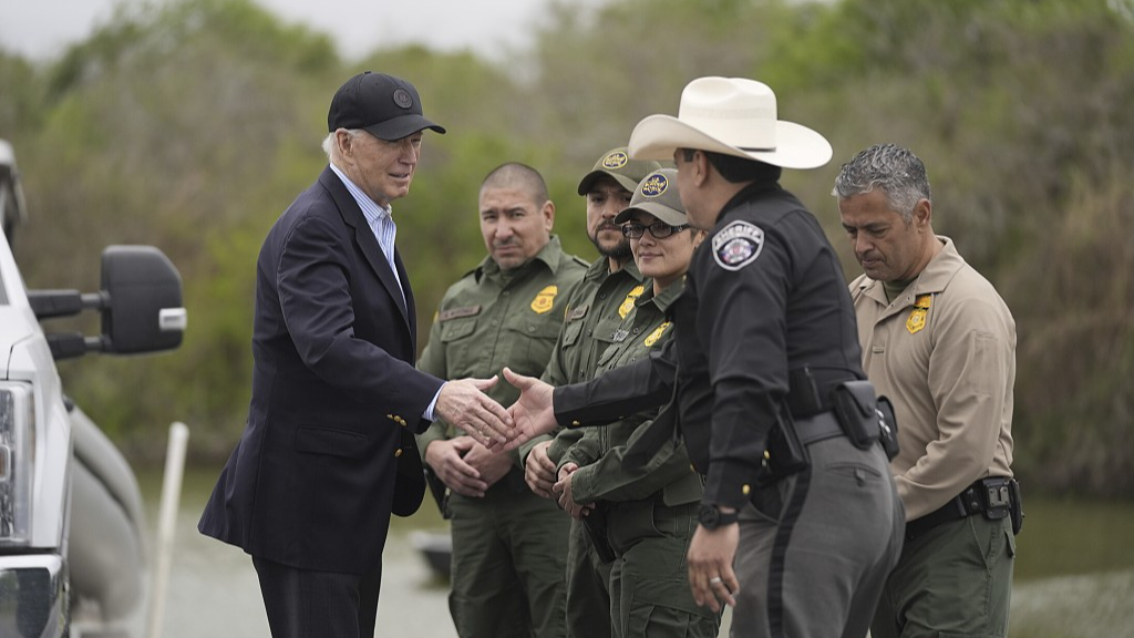 U.S. President Joe Biden talks with the U.S. Border Patrol and local officials, as he looks over the southern border in Brownsville, Texas, U.S., February 29, 2024. /CFP