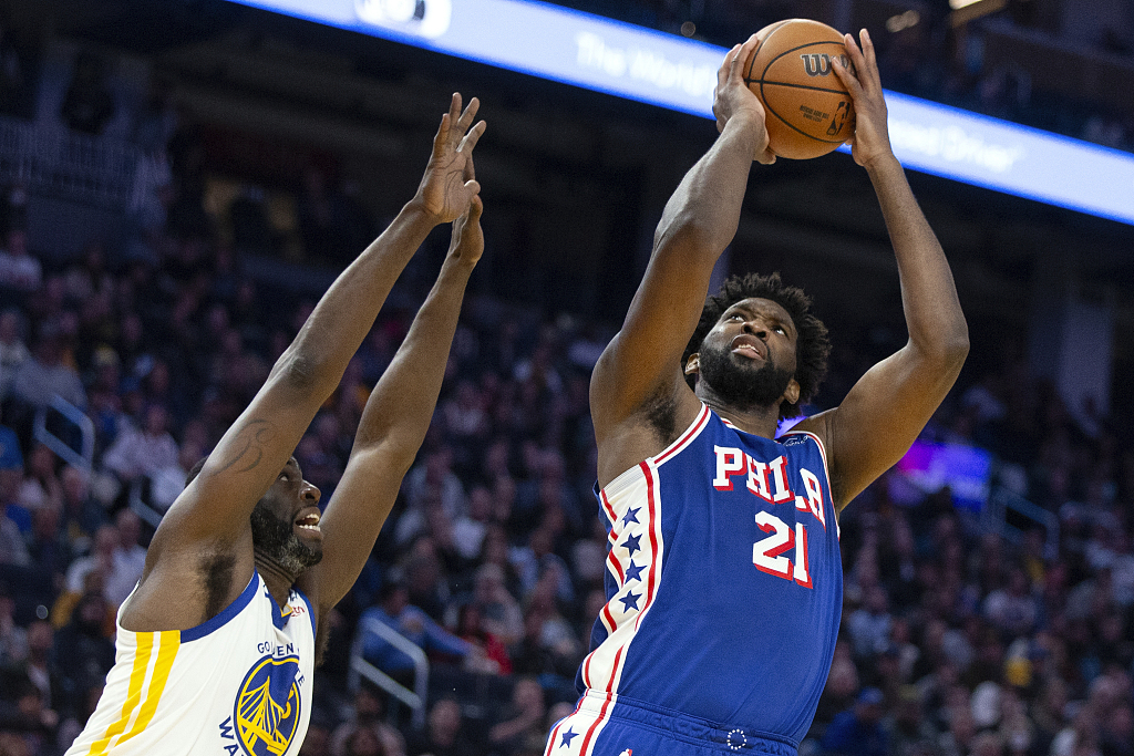 Joel Embiid (R) of the Philadelphia 76ers shoots in the game against the Golden State Warriors at the Chase Center in San Francisco, California, January 30, 2024. /CFP