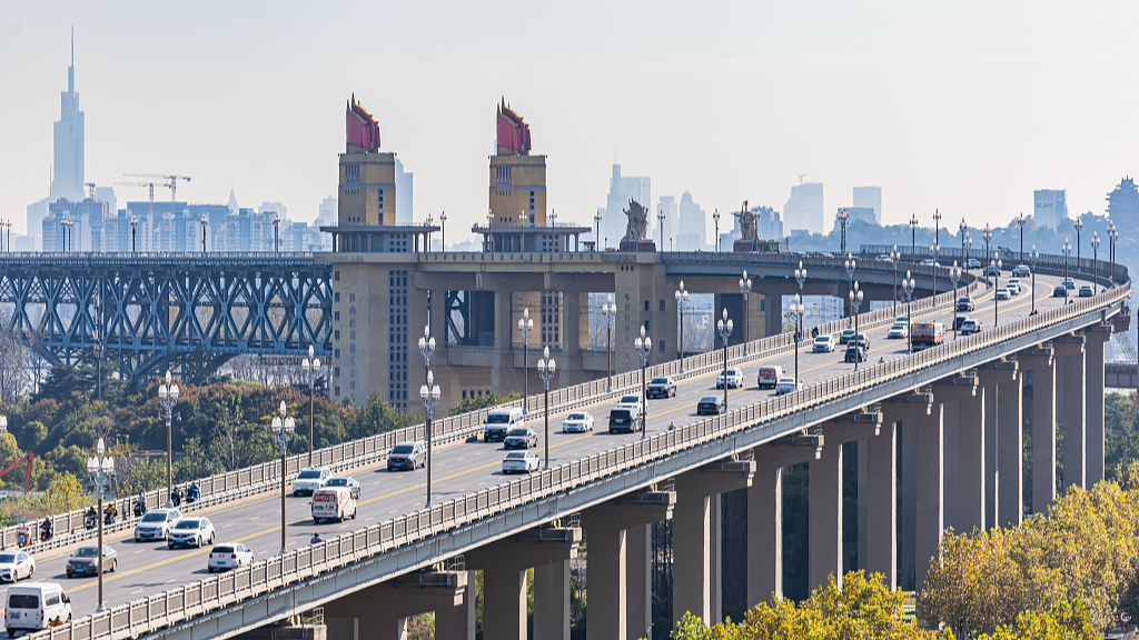 Live: Take a look at the view of China's Nanjing Yangtze River Bridge