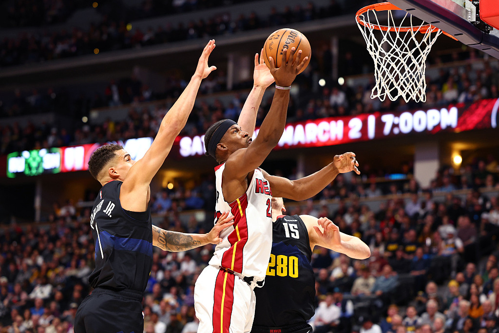 Jimmy Butler (C) of the Miami Heat drives toward the rim in the game against the Denver Nuggets at Ball Arena in Denver, Colorado, February 29, 2024. /CFP