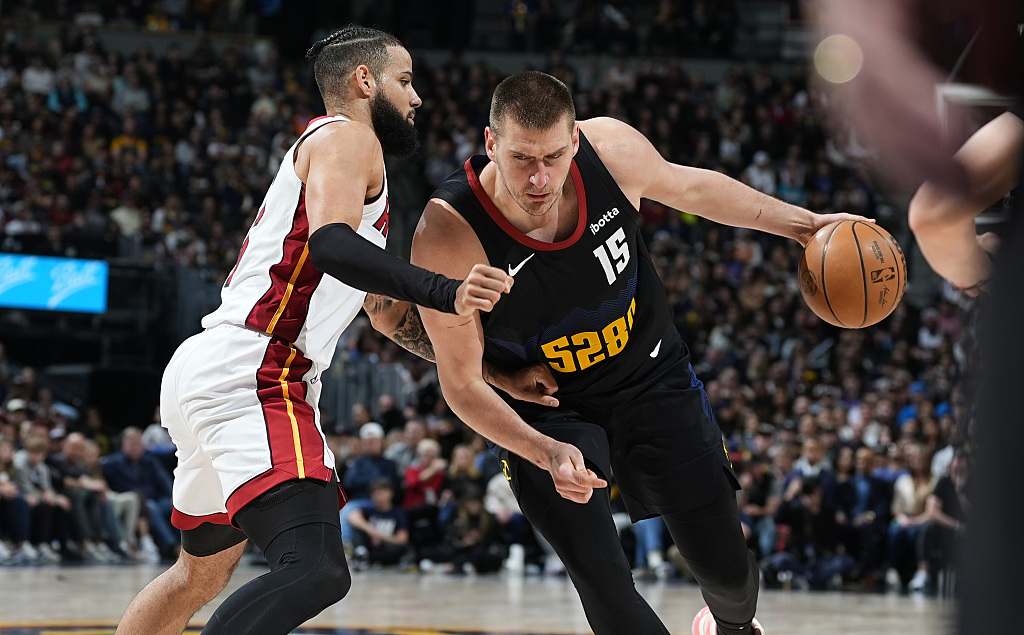 Nikola Jokic (#15) of the Denver Nuggets penetrates in the game against the Miami Heat at Ball Arena in Denver, Colorado, February 29, 2024. /CFP