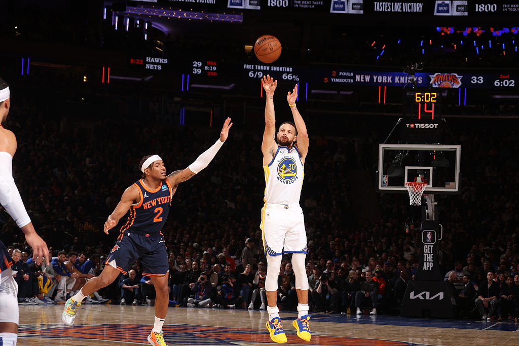 Stephen Curry (R) of the Golden State Warriors shoots in the game against the New York Knicks at Madison Square Garden in New York City, February 29, 2024. /CFP