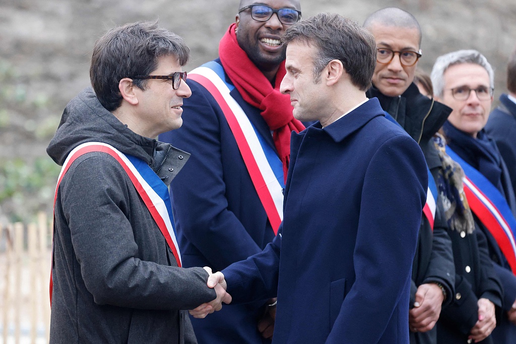 Saint-Denis' Mayor Mathieu Hanotin (L) shakes hands with France's President Emmanuel Macron during the inauguration of the Paris 2024 Olympic village in Saint-Denis, northern Paris, France, February 29, 2024. /CFP