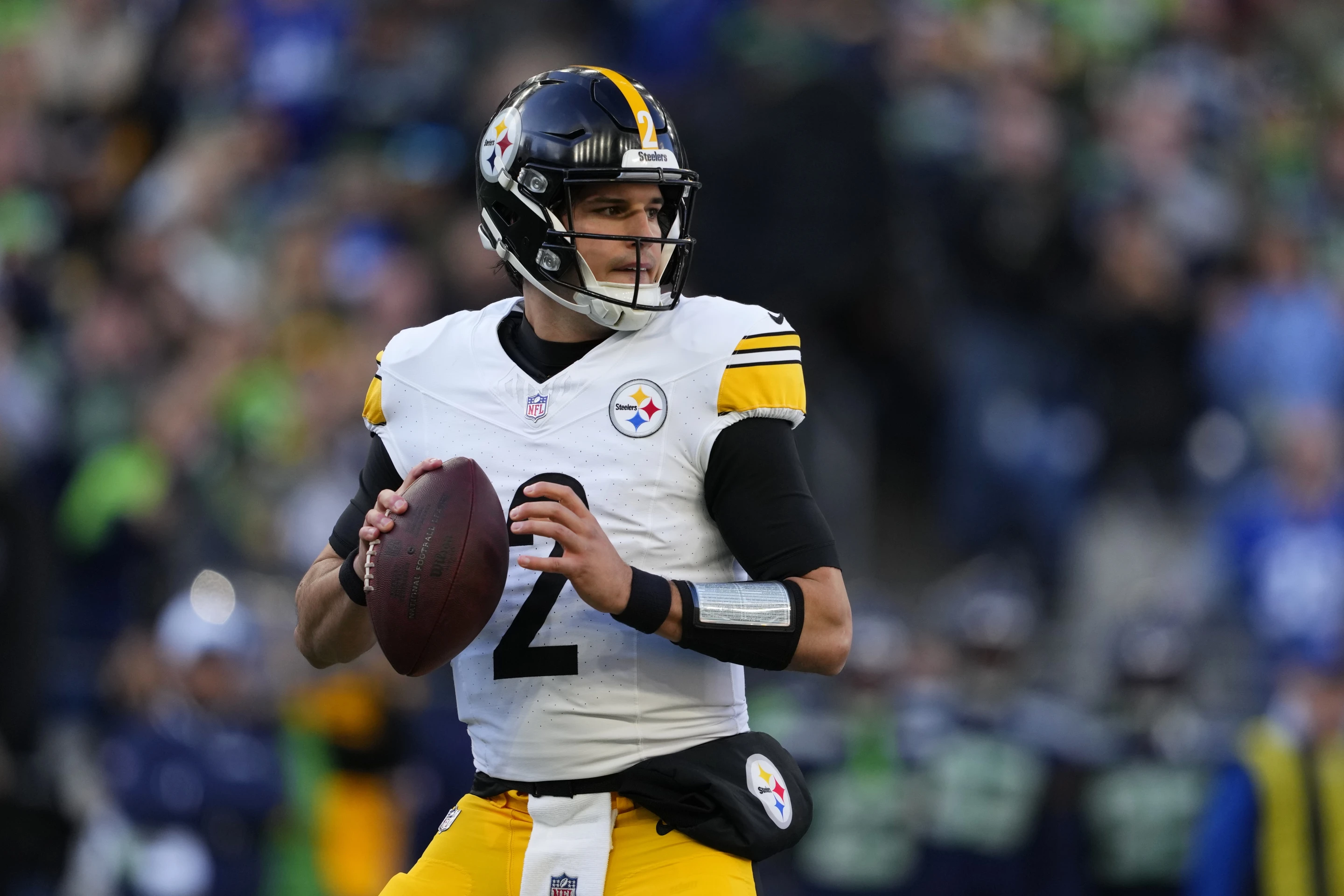 Quarterback Mason Rudolph of the Pittsburgh Steelers looks to pass in the game against the Seattle Seahawks at Lumen Field in Seattle, Washington, December 31, 2023. /AP