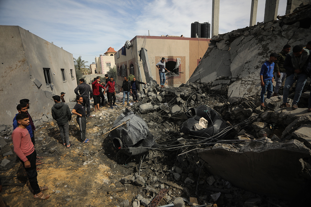 Palestinians search for victims under the rubble after an Israeli strike on residential houses in Rafah in the southern Gaza Strip, March 1, 2024. /CFP