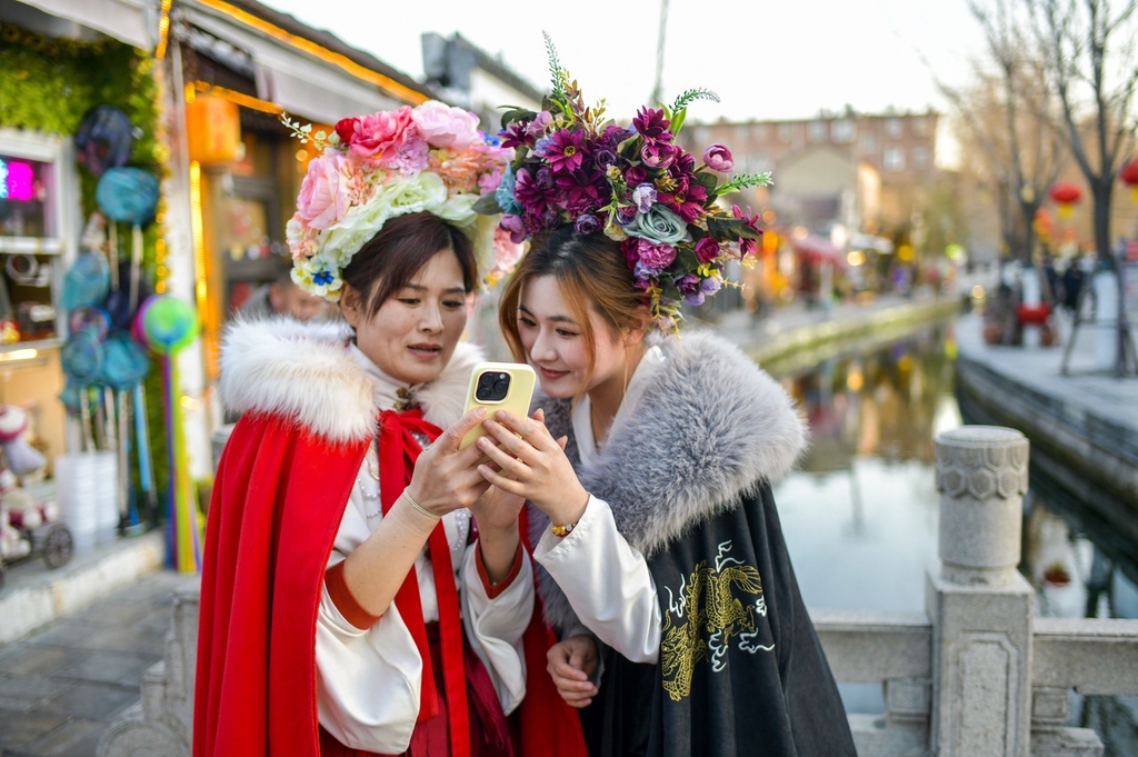A photo taken on March 1, 2024, shows tourists wearing hanfu and flower hairpins in Jinan, Shandong Province. /IC
