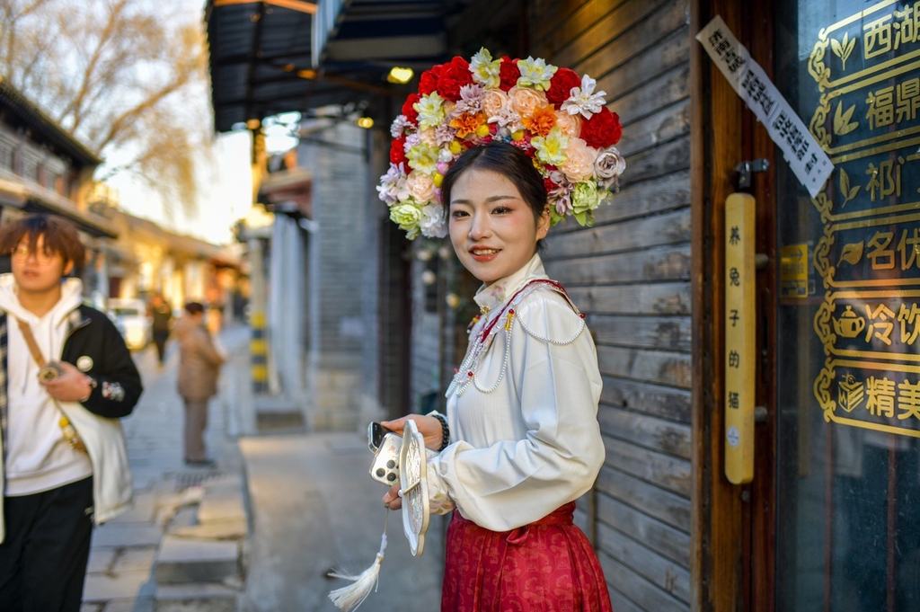 A photo taken on March 1, 2024, shows a tourist wearing hanfu and flower hairpins in Jinan, Shandong Province. /IC