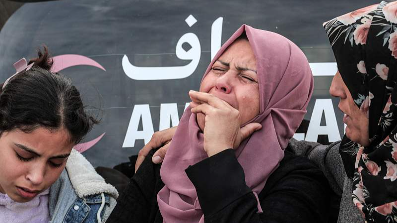 A Palestinian woman mourns a relative killed during overnight Israeli bombardment on Deir al-Balah in the central Gaza Strip, March 1, 2024. /CFP