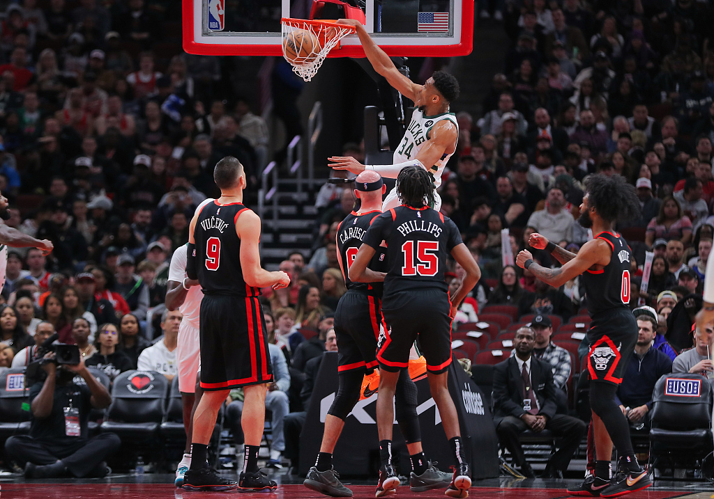 Giannis Antetokounmpo (#34) of the Milwaukee Bucks dunks in the game against the Chicago Bulls at the United Center in Chicago, Illinois, U.S., March 1, 2024. /CFP