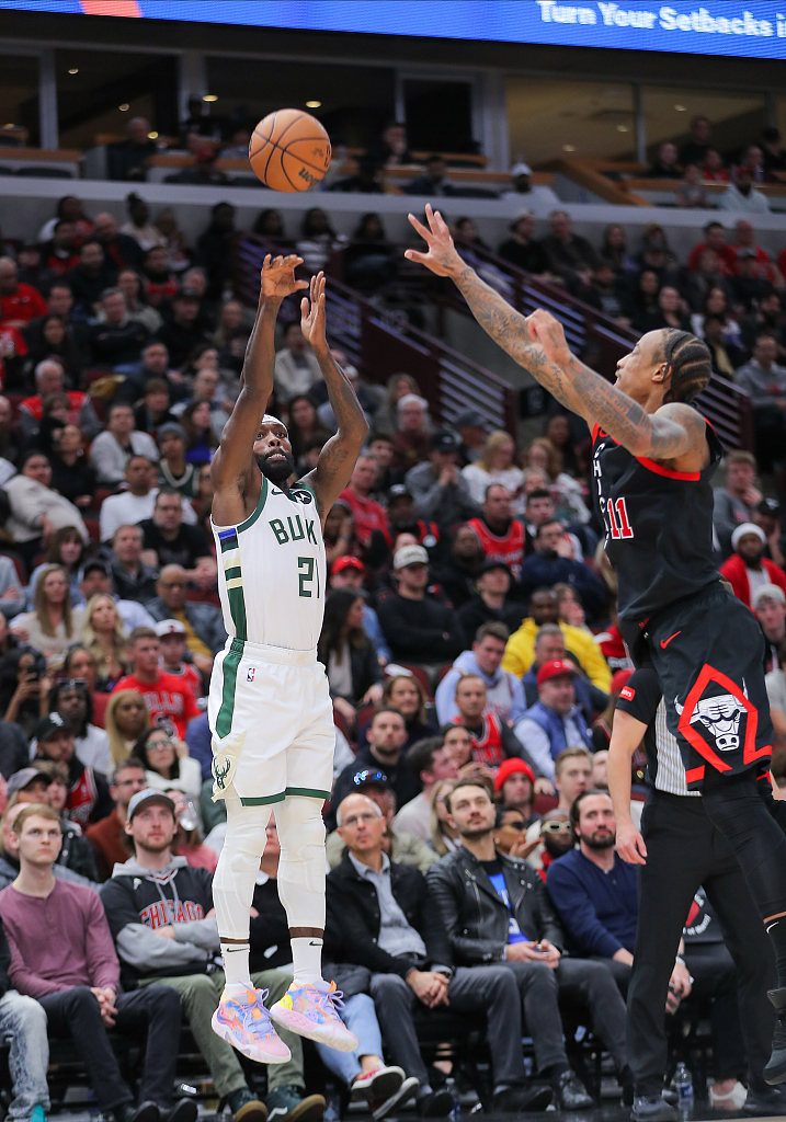 Patrick Beverley (L) of the Milwaukee Bucks shoots in the game against the Chicago Bulls at the United Center in Chicago, Illinois, U.S., March 1, 2024. /CFP