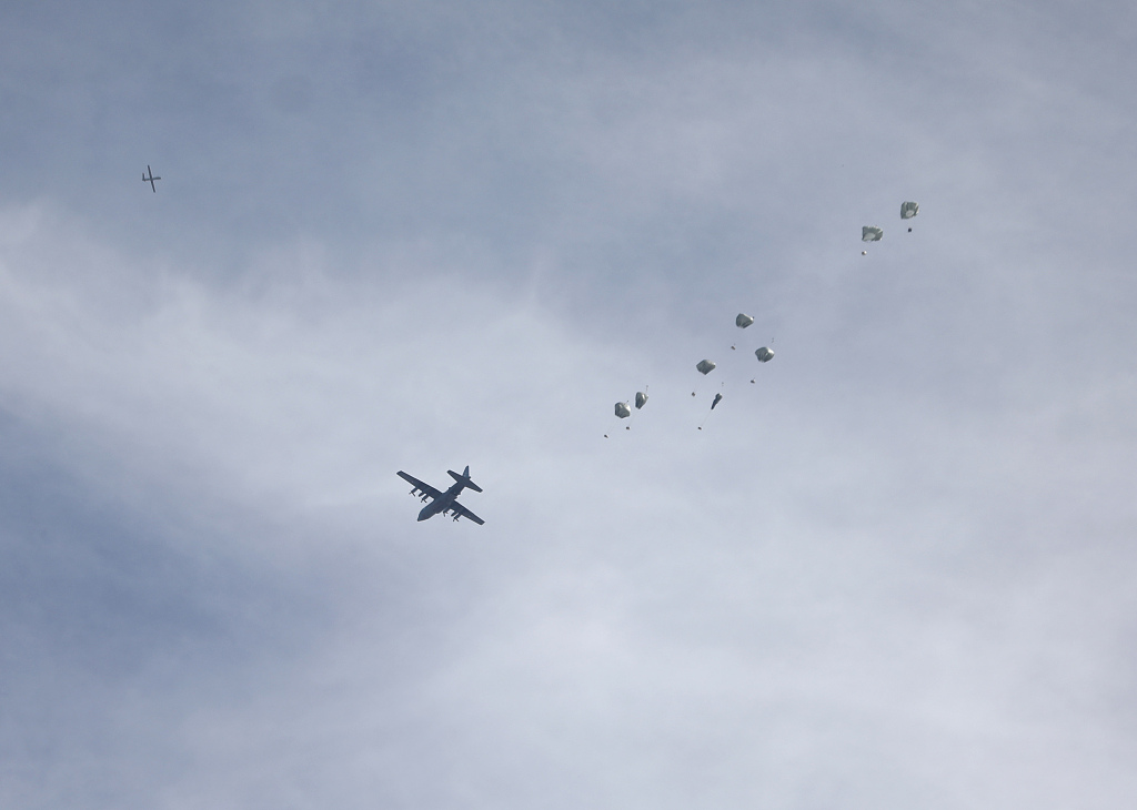 Humanitarian aid packages dropped from the air by Jordanian army planes are seen floating on the sky in Gaza City, Gaza on March 1, 2024. /CFP