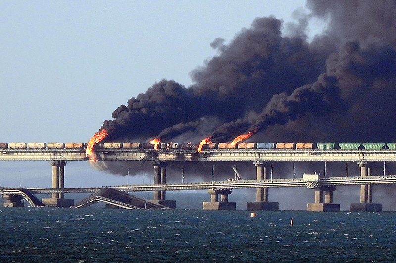 Black smoke billows from a fire on the Kerch bridge that links Crimea to Russia after a truck exploded near Kerch, October 8, 2022. /CFP