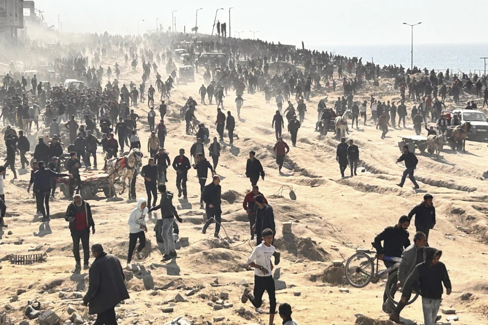 Palestinians wait for humanitarian aid on a beachfront in Gaza City, Gaza Strip, February 25, 2024. /AP